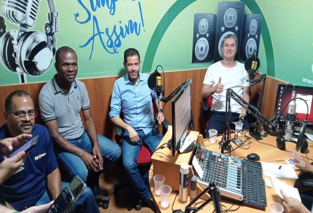 Rádio Vizinhança FM recebe prefeito de Águas Lindas em pauta Segurança públicas nas escolas do município